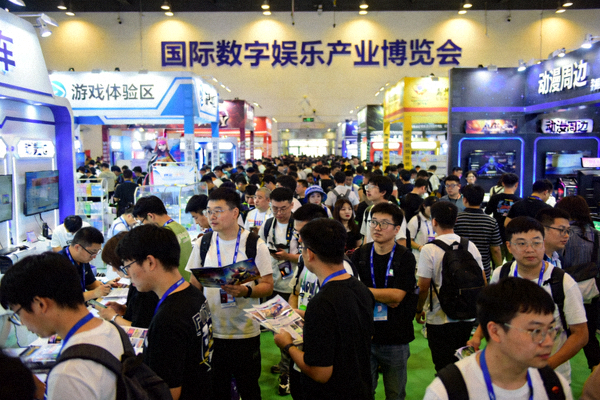 国际数字娱乐产业博览会现场，众多展台吸引大量观众参观交流